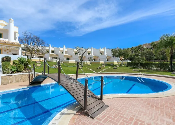 Дом отдыха Cozy Townhouse Rafaella Near Sao Rafael